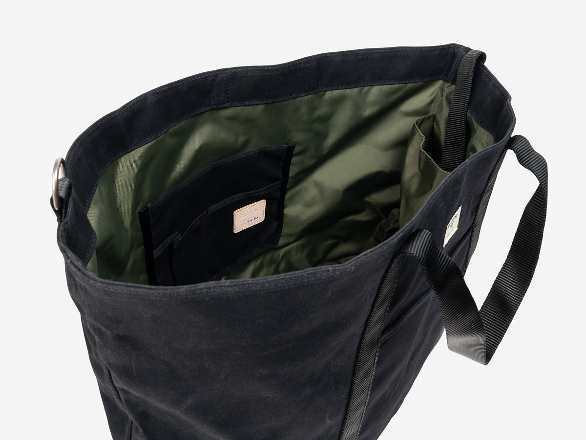 No. 674 Large East West Tote, Black